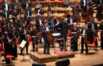 La ciudad de Birmingham fue la segunda parada del tour de la Orquesta Sinfónica de Galicia. Los 2.600 asistentes al concierto despidieron en pie y con una gran ovación a los músicos de la formación coruñesa
