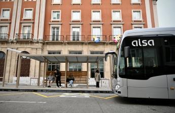 Este lunes los autobuses metropolitanos han cambiado la ubicación de su parada. De Entrejardines han pasado a tener su cabecera y final de línea al lado del teatro Colón