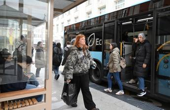 Este lunes los autobuses metropolitanos han cambiado la ubicación de su parada. De Entrejardines han pasado a tener su cabecera y final de línea al lado del teatro Colón