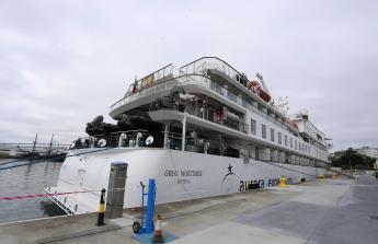 El ‘Greg Mortimer’, un crucero que normalmente navega por las aguas del Ártico y de la Antártida, atraca por primera vez en la ciudad