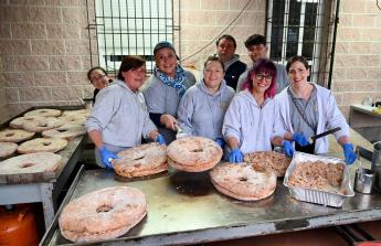 Con 50 kilos de 'rixóns' de la Carnicería Cachadesa de Laracha y Pan de Carral, de la Panadería Manuel Rodríguez se despacharon más de medio millar de bocadillos, con salsa de queso o sin ella, e incluso sin gluten