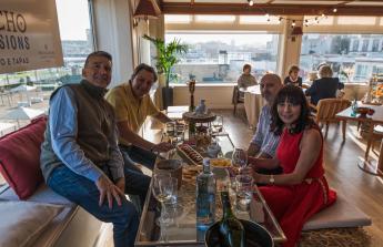 El nuevo afterwork, que promete convertirse en un referente en A Coruña, combina vino, gastronomía y música en directo para crear una experiencia única frente al mar