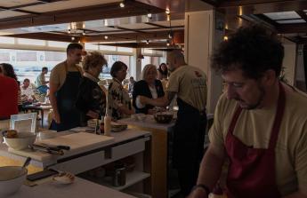 El nuevo afterwork, que promete convertirse en un referente en A Coruña, combina vino, gastronomía y música en directo para crear una experiencia única frente al mar