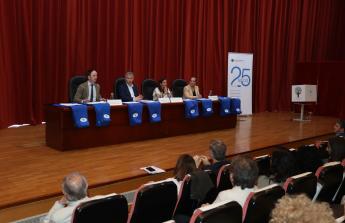 Más de cien personas recibieron sus títulos de grado en el evento, donde también se homenajeó a su fundador y profesor honorario, José Ramón Soraluce Blond