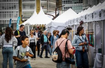Cientos de personas se acercaron a O Parrote durante una de las primeras jornadas del festival, para disfrutar del mercado y las actividades a orillas del puerto