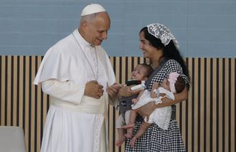MADRID, 06/06/2026.- El papa León XIV visita este sábado al centro CEDIA 24 Horas, de Cáritas Madrid, un proyecto de atención integral a personas en situación de sinhogarismo y exclusión social, en el barrio madrileño de Carabanchel, en el marco del primer día de los seis que componen su visita oficial a España. EFE/ J.J. Guillén POOL
