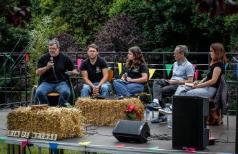 La iniciativa impulsada por el Consello Cívico de Meirás en colaboración con el Concello de Sada, nace con la vocación de consolidarse como una cita anual alrededor de la memoria, el patrimonio y el futuro del pazo de Meirás