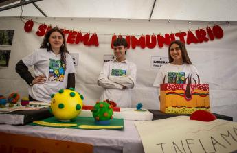 Más de 30 centros educativos sacaron la ciencia al paseo marítimo de O Burgo en la octava edición de la feria de ciencia escolar organizada por el CEIP Ría do Burgo y el Ayuntamiento de Culleredo.