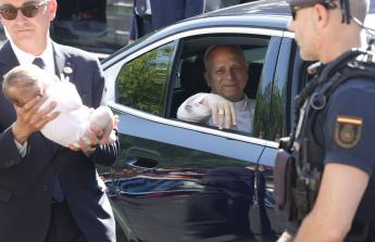 El papa León XIV a su salida de la nunciatura tras su reunión con el presidente del Gobierno, Pedro Sánchez, en Madrid, en el que es el segundo encuentro entre ambos durante su pontificado