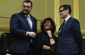 El presidente de Asturias, Andrián Barbón (c), la exvicepresidenta del Gobierno, Carmen Calvo (c) el presidente de la Generalitat, Salvador Illa (d) toman asiento a su llegada al Congreso de los diputados donde el papa León XIV pronuncia este lunes un esperado e histórico discurso en las Cortes durante su visita a España