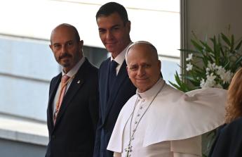 El papa León XIV (d), junto al presidente del Gobierno, Pedro Sánchez (c) y el presidente del Senado, Pedro Rollán (i)