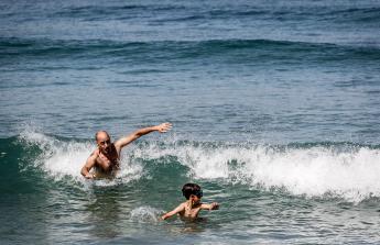 El frescor del mar de la bahía del Orzán se convierte este sábado en la mejor opción para sobrellevar el calor, que tiene a la ciudad en alerta por temperaturas de hasta más de 34 grados