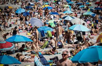 Las altas temperaturas llevaron a mucha gente a las playas para refrescarse
