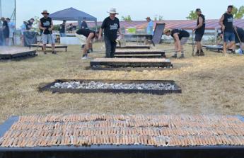 La comisión de San Juan de Anceis despachó ayer cerca de 2.000 raciones –más de 900 kilos– de cigala en uno de los eventos más multitudinarios del año en el municipio cambrés
