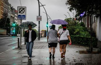 Los coruñeses tuvieron que buscar refugio en la tarde de San Juan al ser sorprendidos por una intensa granizada