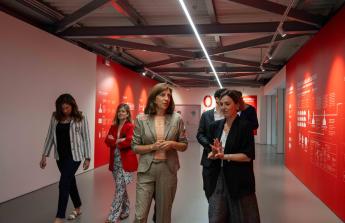 Ángeles Vázquez recorrió las instalaciones de la fábrica en el polígono industrial de Morás