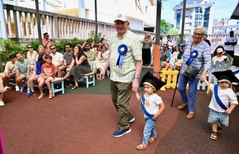 Como parte del programa 'Recuérdame' este martes 30 de junio los más pequeños de la Luis Seoane desfilaron de la mano de los veteranos de la Torrente Ballester durante su acto de grado