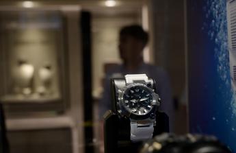 El jefe de Investigación y Desarrollo (I+D) de G–SHOCK, Tatsuya Izaki, visita la ciudad para presentar el reloj modelo MRG-BF1000EB-1A. Izaki es considerado una leyenda, porque por sus manos han pasado más de 3.800 relojes de la famosa marca