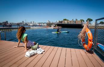 Este viernes se abrió al público la piscina marina de O Parrote y se inauguró La Potera, un centro de servicios equipado para complementar las actividades que pueden desarrollarse en la plataforma de baño.