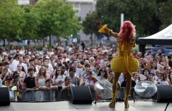 Con la presentación de La cantante, DJ y drag queen Kika Lorace, una de las grandes referentes de la escena Lgtbi estatal gracias a su estilo reivindicativo, comenzó el festival, este domingo, al más puro estilo Raphael.