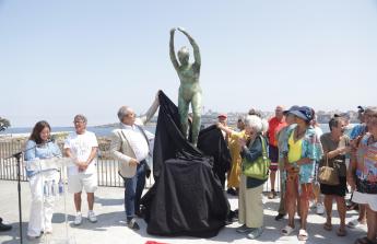 El grupo de jubilados conocido como Los Golfiños que desde hace años se reúnen en Riazor para bañarse en la playa, recibió la mañana de este martes un homenaje: Valentina; una figura de bronce que desde el Paseo Marítimo invita a tomar un baño en el mar