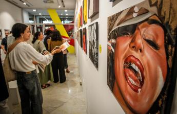 Una treintena de portadas de discos de artistas que participaron en el Festival Noroeste fueron versionados por distintos artistas plásticos, como homenaje a la historia de un evento que ya alcanza los 40 años