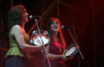 Mercedes Peón emocionó a los coruñeses en el segundo día de 'Noites de María Pita', con un recital con el folclore gallego por bandera