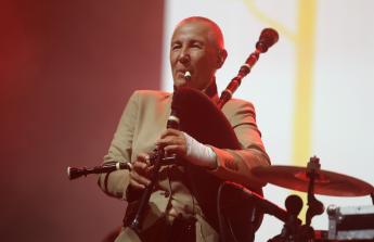 Mercedes Peón emocionó a los coruñeses en el segundo día de 'Noites de María Pita', con un recital con el folclore gallego por bandera