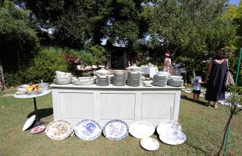 La finca y casa señorial que Mónica Arrojo y José Freire poseen al pie de la iglesia de Santaia de Chamín (Arteixo) se convierte en mercadillo de porcelana francesa y antigüedades
