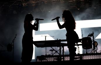 María Soa y Sara Faro, integrantes del grupo musical vigués Fillas de Cassandra, deleitaron al público presente en las Noites de María Pita