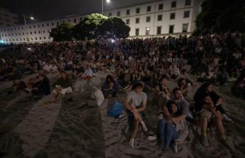 Más de cien mil personas se congregaron para ver los fuegos artificiales acuáticos de la Batalla Naval
