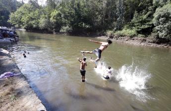 El campo de Os Caneiros se quedó pequeño para esta primera jira que comenzó, como lo hace tradicionalmente, con el remonte del río Mandeo