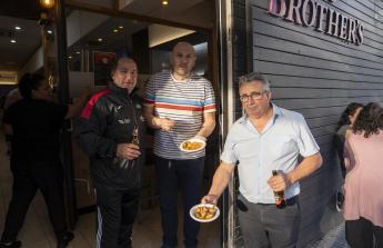 Los vecinos de Novo Mesoiro han convertido en tradición la mejillonada de apertura de las fiestas, una especie de oda a los hosteleros del barrio, y también un reconocimiento de estos hacia los habituales.