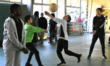 Fotografía de archivo de niños disfrutando del deporte escolar