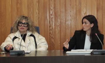 La alcaldesa, a la izquierda, en el último pleno municipal