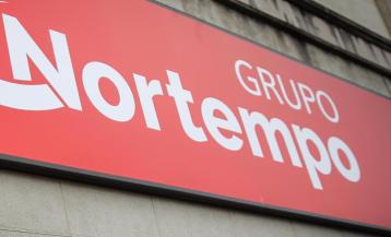 Ángel Pidal posa en las oficinas centrales de Nortempo en A Coruña