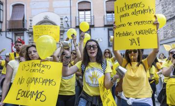 Dos educadoras, durante la protesta de este jueves en Toledo