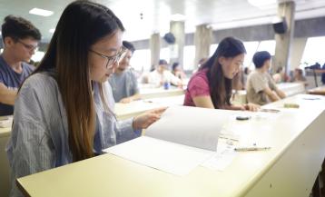 Varios jóvenes, este lunes, durante la realización de la PAU en la Complutense de Madrid