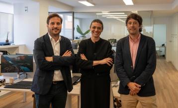 El CEO de Talento, Diego Carbajosa; la cofundadora Raquel Quiroga; y el director de Estrategia, César Hernández, en la sede central de A Coruña