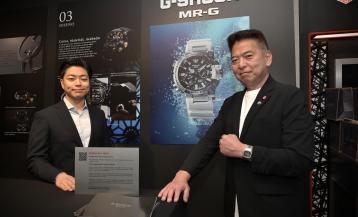 Tatsuya Izaki (a la derecha) luce este modelo tan exclusivo de Casio durante la presentación realizada en A Coruña