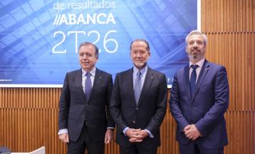 El presidente de Abanca, Juan Carlos Escotet, junto al consejero delegado, Francisco Botas y el director general financiero, Alberto de Francisco