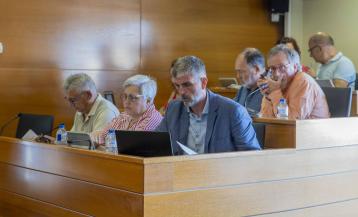 El grupo socialista arteixán, en primera fila, durante un pleno