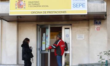Dos personas acceden a una oficina de empleo en Madrid