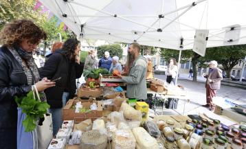 El mercado ecológico vivió una nueva edición en la plaza de España, donde los comerciantes de productos sostenibles y naturales aprovecharon el buen tiempo para la venta al aire libre.