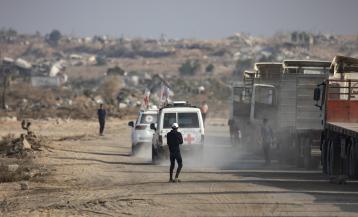 Camiones de la Cruz Roja entran en la Franja de Gaza