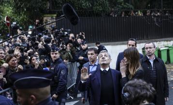 Sarkozy, el día en que entró en la cárcel, acompañado de su mujer, Carla Bruni