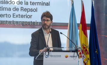 La directora de la refinería, Natalia Barreiro, y el presidente del Puerto de A Coruña, Martín Fernández Prado, se encargaron de rubricar el acuerdo ante representantes como el presidente de la Xunta, Alfonso Rueda; el secretario de Estado de Transportes, José Antonio Santano; la alcaldesa de A Coruña, Inés Rey, y el de Arteixo, Carlos Calvelo; o el presidente de Repsol, Antonio Brufau