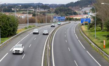Varios coches circulan por la AP-9