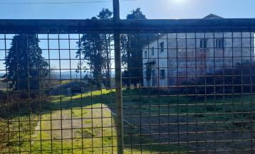 El solar, que en su momento acogió una granja avícola, se encuentra en el lugar de O Loureiro