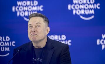 Elon Musk hablando en Davos